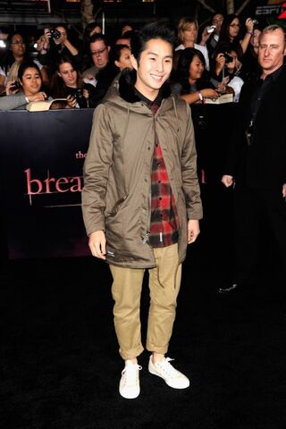 File:Breaking-dawn-cast-red-carpet-11152011-58-430x645.jpg
