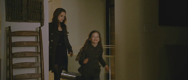File:Bd2-bella-renesmee.jpg