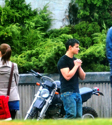 File:Kristen-Taylor-Film-Eclipse-taylor-lautner-8084002-1612-1800.jpg