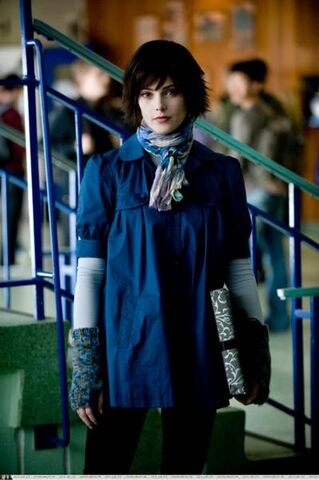 File:Alice-New-Moon-1.jpg