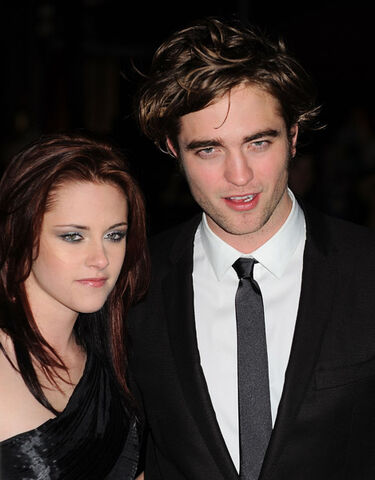File:Kristen-stewart-pregnant-robert-pattinson.jpg
