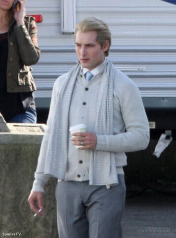 File:Peter Facinelli-behind the scenes.jpg