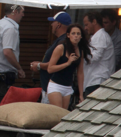 File:PattinsonlifeIsleEsme18.jpg