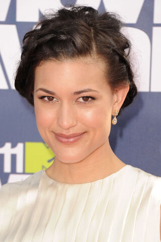 File:Julia+Jones+2011+MTV+Movie+Awards+Arrivals+TjYx8C3J -fl.jpg