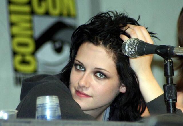 File:Kristen-stewart-at-comic-con.jpg