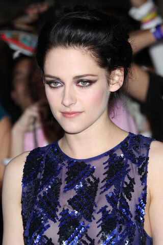 File:Kristen+Stewart+Stars+Breaking+Dawn+Premiere+15dE4Tp0g81l.jpg