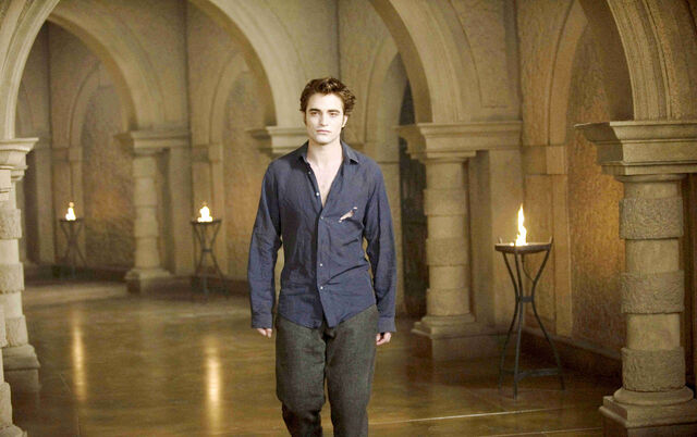 Datei:Edward Volterra (New Moon).jpg
