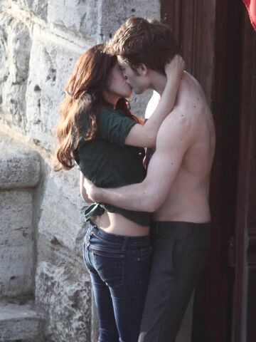 Datei:Volterra-kiss-edward-and-bella-6445241-768-1024.jpg