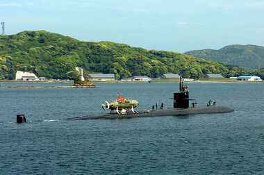 800px-US Navy 020425-N-0401E-002 USS La Jolla SSN 701 departs for DSRV exercise-1-.jpg
