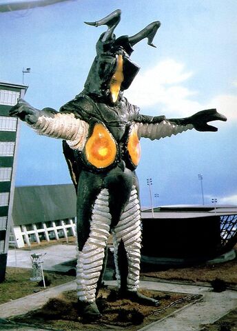 File:Zetton-Behind-The-Scenes.jpg