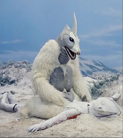 File:Snowgon vs Frozen Ultraman.jpg