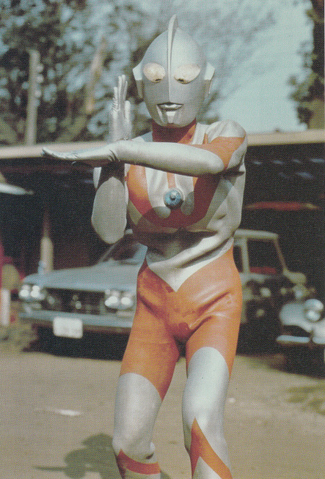 File:Ultraman B in city.png