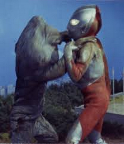 File:Jamila v Ultraman.png