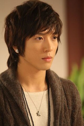 Archivo:Jung-yong-hwa.jpg