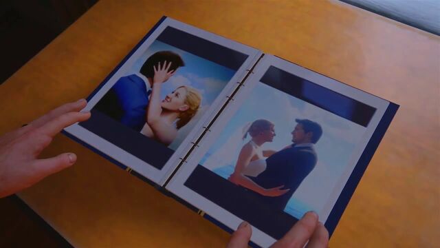 Archivo:Nate y elena casamiento.jpg