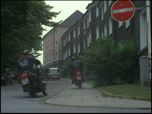 Datei:Verfolgungsjagd-Motorräder-Leichenwagen-F02-01.jpg