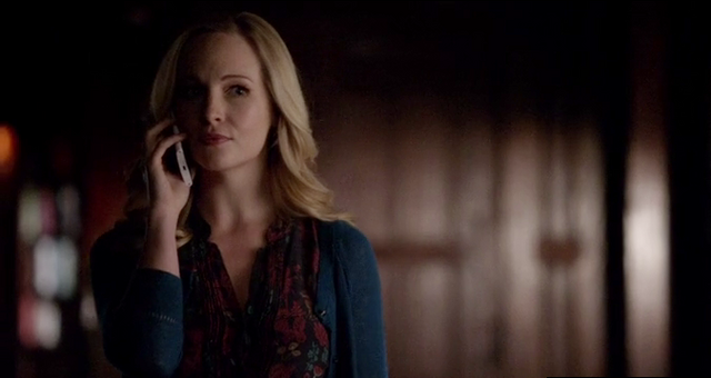 File:Caroline calling Katherine 5x15.png