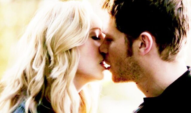 File:Klaus and Caroline kiss,,.jpg