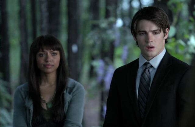 File:Bonnie-and-jeremy-at-her-funeral.jpg