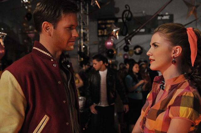 File:Matthew-davis-e-sara-canning-vestiti-anni-50-sul-set-dell-episodio-unpleasantville-di-the-vampire-diaries-145587.jpg