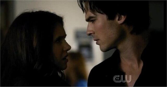 File:Damon-parla-con-elena-convinto-di-aver-baciato-lei-sulla-veranda.jpg