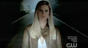 The-Vampire-Diaries-S3x22-Rebekah-trying-to-kill-Elena.jpg