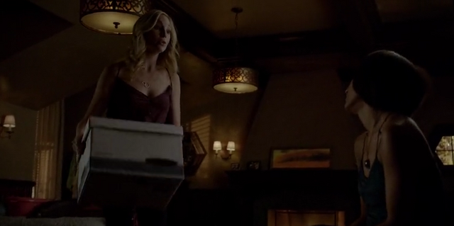 File:Caroline and Bonnie 5x21..png