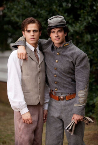 Datei:The-vampire-diaries-lost-girls-flashback-stefan-damon-brothers-2.jpg