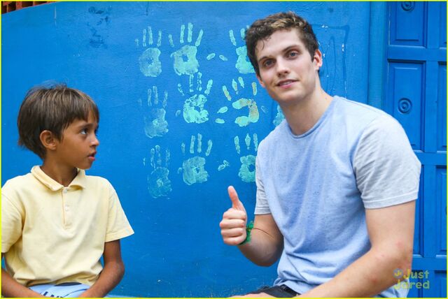 File:Max-carver-daniel-sharman-bonding-with-fans-in-brazil-14.jpg