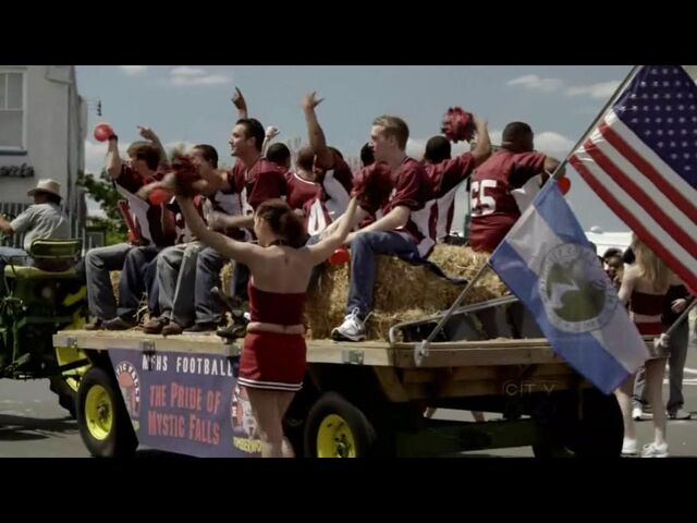 File:FootballTeamFloat.jpg