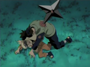 Arquivo:180px-Iruka protege Naruto.png
