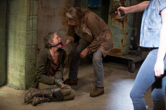 File:Carol-and-a-Savior-The-Walking-Dead-613.jpg