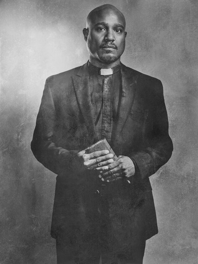 File:The-walking-dead-season-6-cast-silver-father-gabriel-gilliam-935.jpg