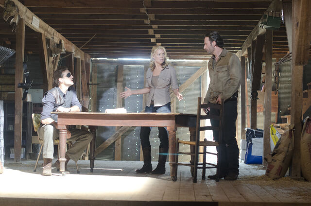 File:Walking-Dead-313-bts-b.jpg