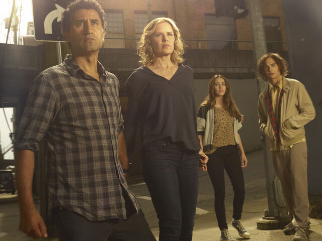 File:Fear-the-walking-dead-season-1-gallery-madison-dickens-travis-curtis-935-3.jpg