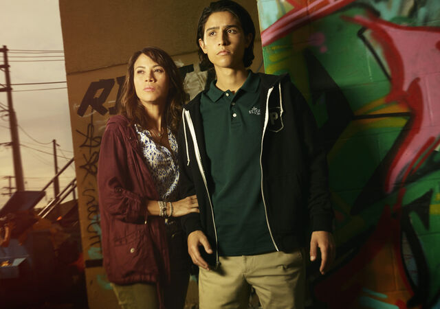 File:Fear-the-walking-dead-season-1-gallery-liza-rodriguez-chris-henrie-935-1.jpg