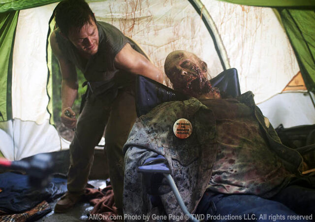 File:Daryl Zelt und Zombie.jpg