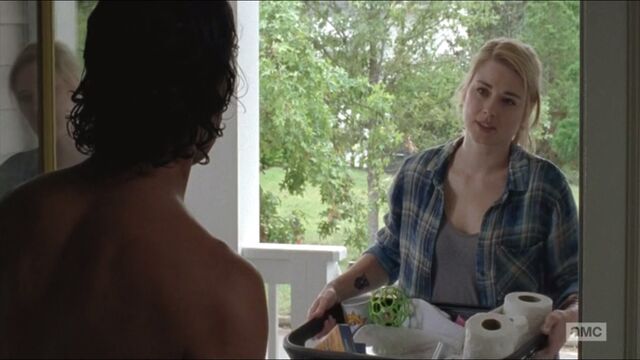 File:Remember-jessie-anderson-played-by-alexandra-breckenridge-brings-supplies-to-rick.jpg