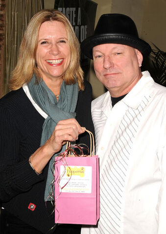 File:2009+Pre+Golden+Globes+DPA+Gifting+Lounge+xUehRjatJBKl.jpg