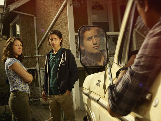 File:Fear-the-walking-dead-season-1-gallery-liza-rodriguez-chris-henrie-935.jpg