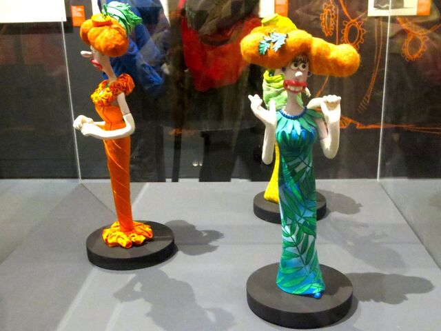File:Lady Tottington statues.jpg
