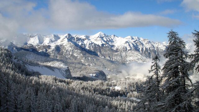 File:Snowypeaks.jpg