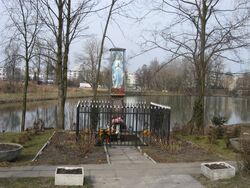 Kapliczka-staw wyscigi.jpg
