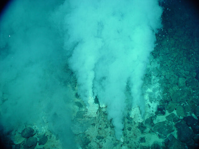 File:Champagne vent white smokers.jpg