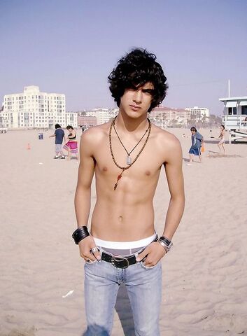 File:Avan-Jogia-Body.jpg