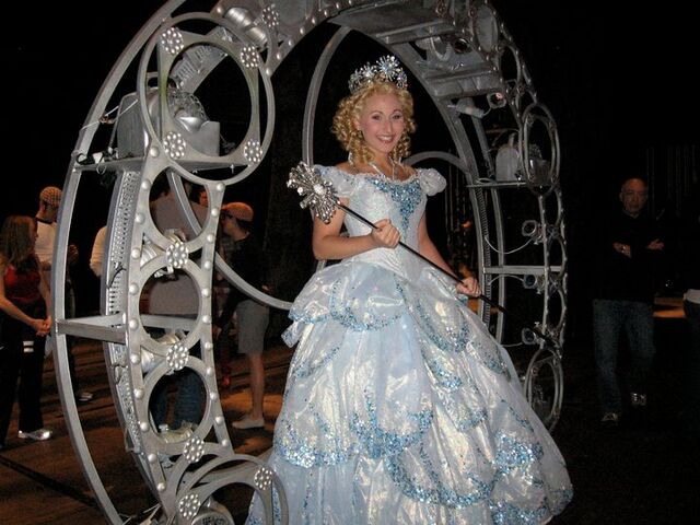 File:Alexa Green as Glinda.jpg