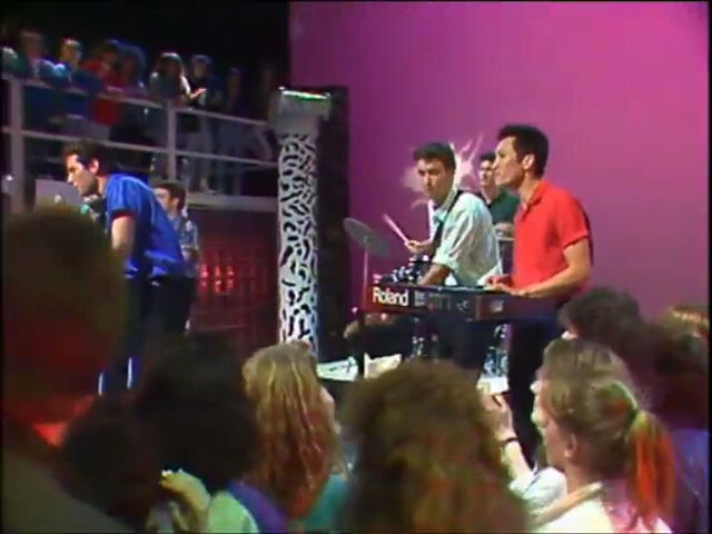 File:TheOtherCockroachesonCountdown.jpg
