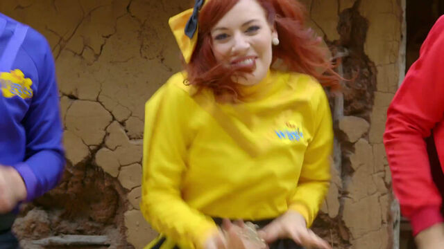 File:EmmaSingingThereAreSoManyAnimals.jpg