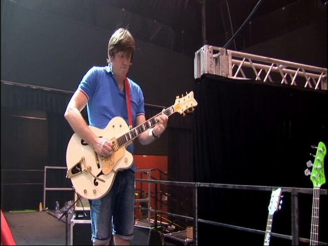 File:MurrayCookPlayingGretschWhiteFalconGuitar.jpg