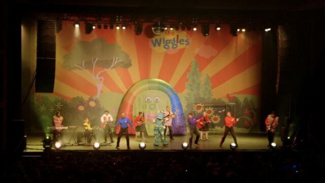 File:TheShimmieShake-2012Live.jpg